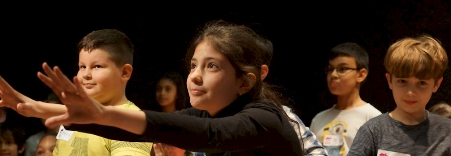 "Kultur macht stark"-Gruppen beim gemeinsamen Abschlussfest im Theaterhaus Frankfurt, Foto: Charlotte Kleine