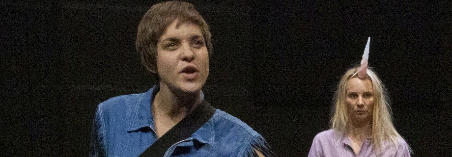 GSCHWÜSCHTERTI (7+) — Weltalm Theater, Bern & Theater Sgaramusch, Schaffhausen (CH), Fotos: Sibylla Walpen